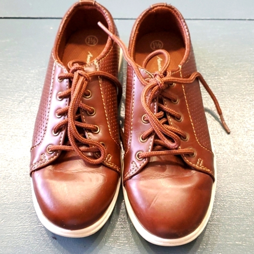 American Eagle kids‎ brown leather tie shoes. Size 1.5. Excellent conditi…